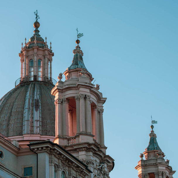 Впечатляющий вид на церковную башню в Риме на фоне голубого неба. - Фото, изображение