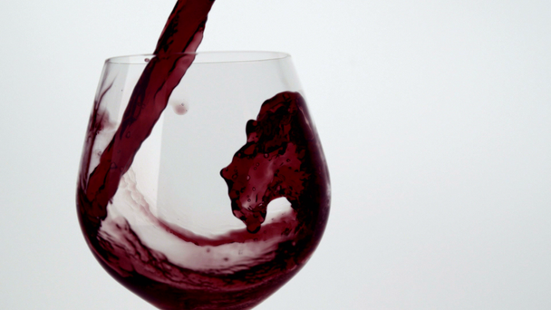κρασί χύνεται από γυαλί - Πλάνα, βίντεο