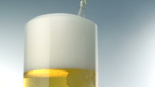 Αφροί μπύρα πάνω από γυαλί - Πλάνα, βίντεο