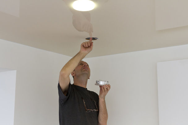 Mãos masculinas instalando lâmpada
. - Foto, Imagem
