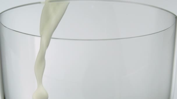 Mleko wlewa w szkle - Materiał filmowy, wideo