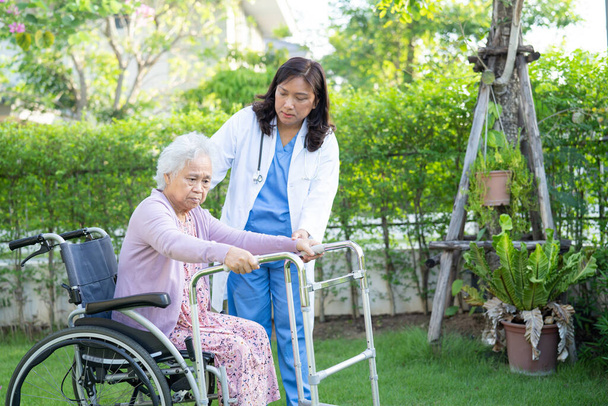 Ärztliche Hilfe und Pflege Asiatische Seniorin oder ältere Dame im Rollstuhl sitzend im Park auf der Krankenstation, gesundes starkes medizinisches Konzept. - Foto, Bild