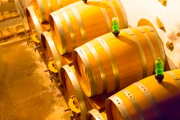 barris de vinho na adega - Foto, Imagem