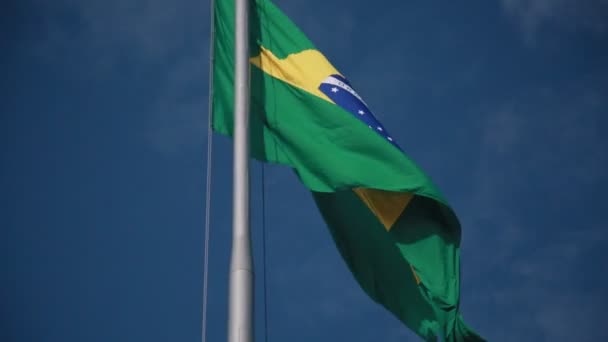 salvador, bahia, brazil - august 25, 2022: Brazil flag on a flagpole of a supermarket in Cabula neighborhood in Salvador city. - Кадры, видео
