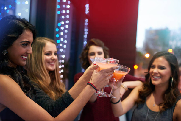 Зараз починається веселощі. група молодих жінок, що святкують з коктейлями на вечірці
 - Фото, зображення
