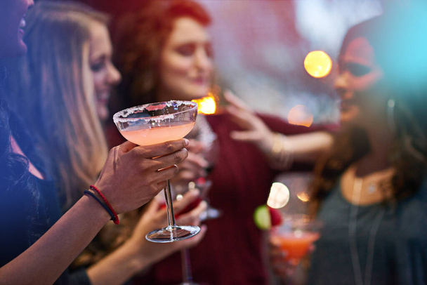 У святковому настрої. група молодих жінок п'ють коктейлі на вечірці
 - Фото, зображення