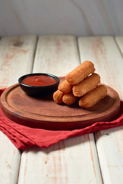 Crunchy mozzarella sticks with tomato sauce - Foto, afbeelding
