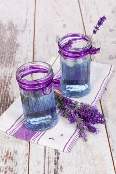 Lavendellimonade in lila und weiß. - Foto, Bild