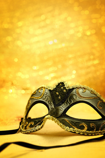 Винтажная карнавальная маска на золотом фоне
 - Фото, изображение