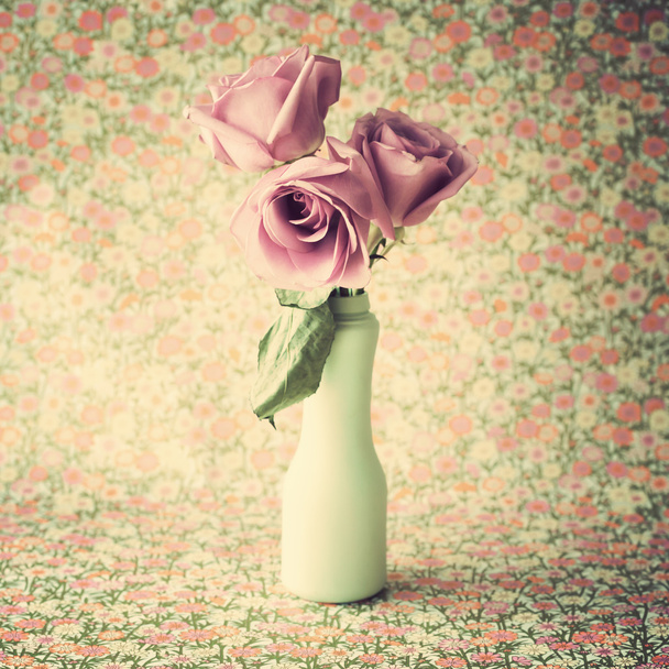 Rózsaszín rózsák a vázában - Fotó, kép