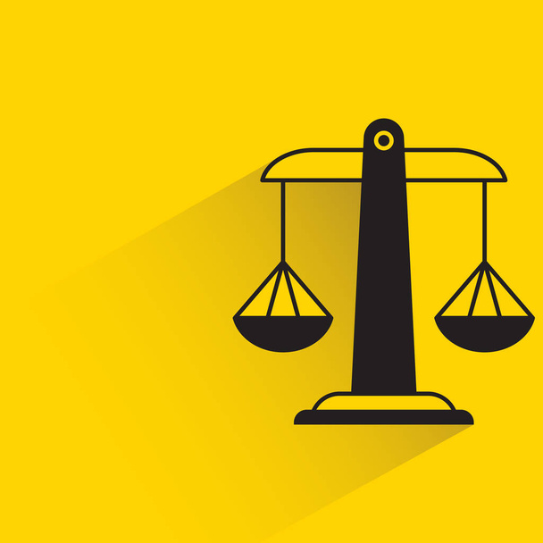 justice balance scale with shadow yellow background - Vector, afbeelding