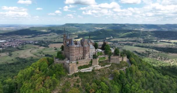 Burg Hohenzollern castle between the municipalities of Hechingen and Bisingen Germany, was the medieval castle of the Hohenzollern family. Stronghold fortress culturale heritage. - Filmagem, Vídeo
