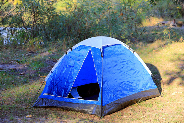Mavi turizm çadır çayır üzerinde - Fotoğraf, Görsel