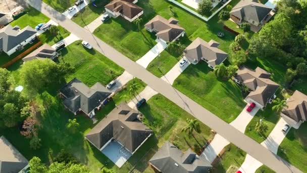 Vista aérea de la pequeña ciudad de América paisaje suburbano con casas privadas entre palmeras verdes en la zona residencial tranquila de Florida. - Metraje, vídeo