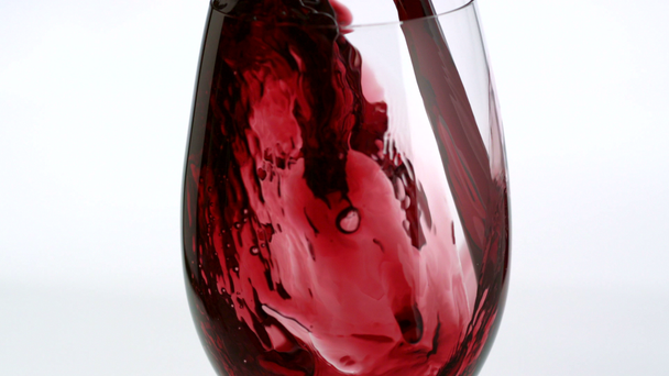 κόκκινο κρασί χυμένο σε ποτήρι - Πλάνα, βίντεο