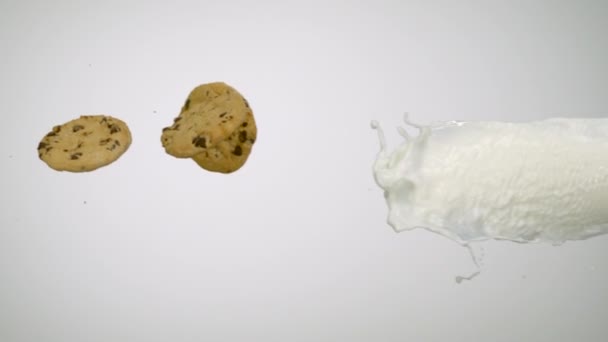 Splash γάλακτος και μπισκότων - Πλάνα, βίντεο