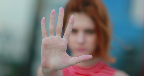 Asertivní žena dělá zastavovací gesto. Silná zrzka dáma ukazující znamení držení - Fotografie, Obrázek