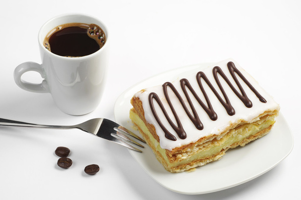 Café y pastel cremoso con chocolate
 - Foto, Imagen
