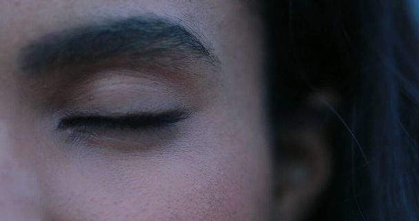 Afrikaans amerikaanse vrouw met ogen gesloten denken mediteren - Foto, afbeelding