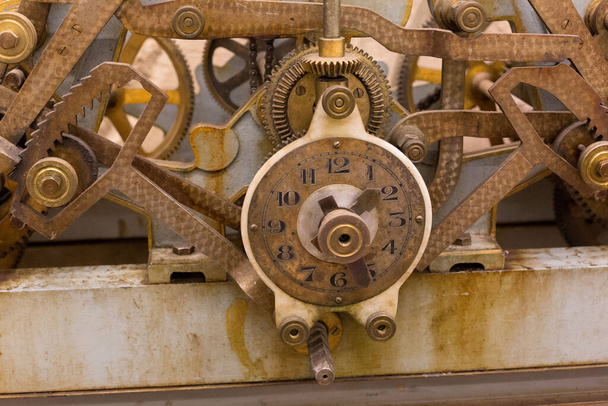 Macchine per orologi antichi in buono stato di funzionamento e molto ben conservati. - Foto, immagini