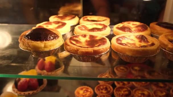 Freshly baked tart food dessert at counter - Materiał filmowy, wideo