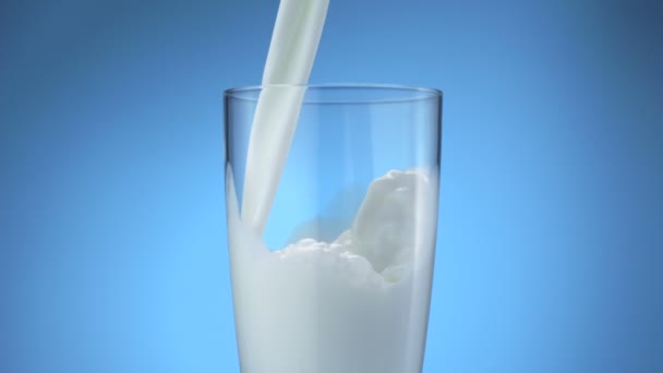 melk die in glas wordt gegoten - Video