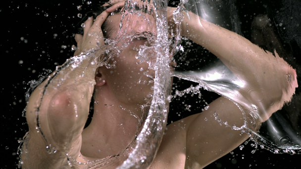 respingo de água batendo no rosto do homem
 - Filmagem, Vídeo
