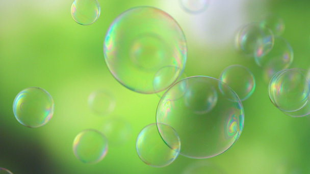 Burbujas de jabón flotando alrededor
 - Metraje, vídeo