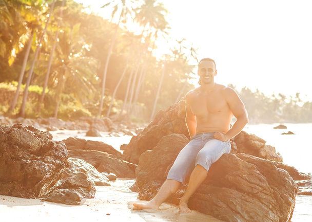 Man on the beach at sunset - Valokuva, kuva