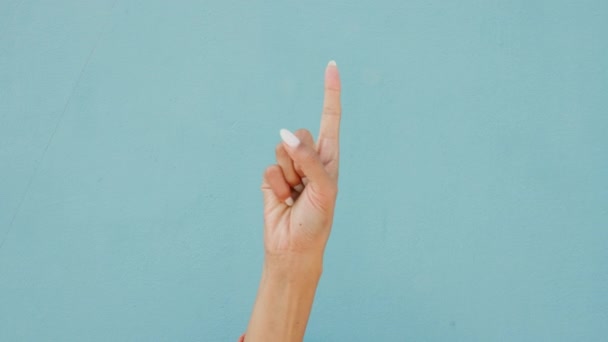 Communication, sign language and a countdown on a hand with blue background. Woman finger counting, a global symbol of math and numbers or a timer. Count to indicate start or end time of a challenge - Πλάνα, βίντεο