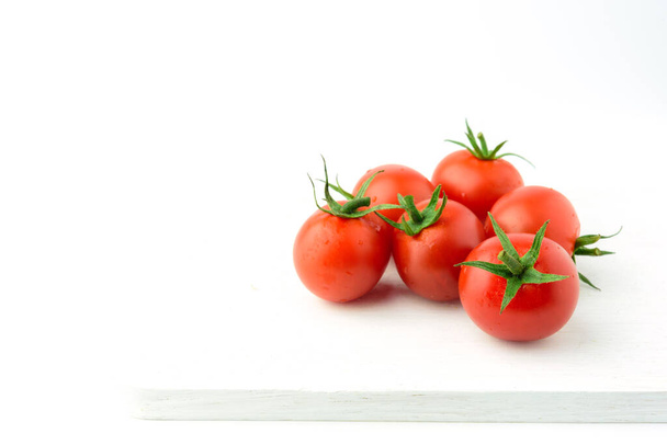 白い背景の上に新鮮なトマト分離,高ビタミンAとベータカロチン  - 写真・画像