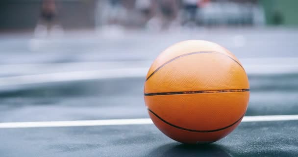 Баскетбольний спортивний м'яч у порожньому клубному асфальтовому дворі, щоб грати, тренувати та тренуватися для гри та тренування. Зимові спортивні вправи та тренування з фітнесу або практика для змагань
. - Кадри, відео