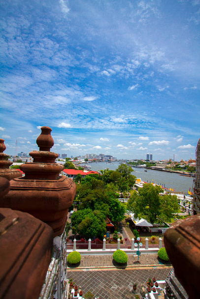 バンコク、タイ、ワット・アルンからのメコン川の都市の空中ビュー - 写真・画像