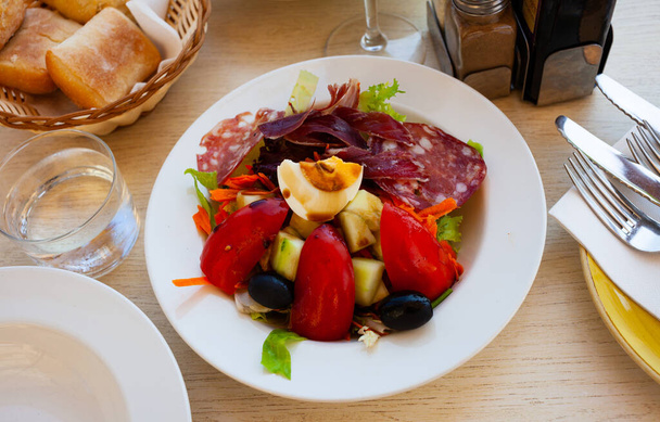 Traditional Catalan salad with sausages, lettuce, artichokes, onions, olives and bell pepper - Фото, зображення
