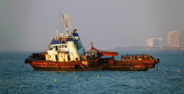 П'яний корабель застряг біля берега
 - Фото, зображення