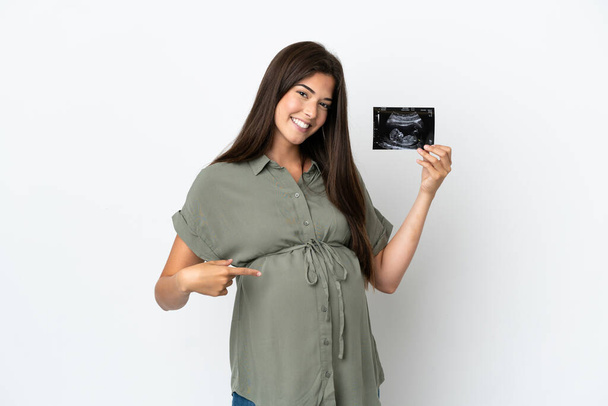 Junge Brasilianerin auf weißem Hintergrund schwanger und mit Ultraschall isoliert - Foto, Bild