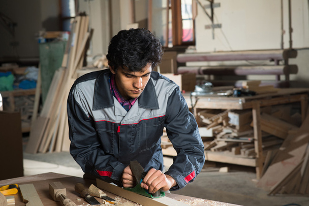 İş yerinde üniformalı bir marangoz - Fotoğraf, Görsel