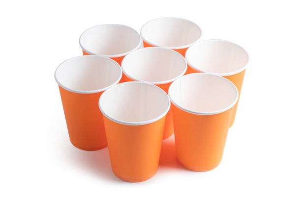 Un gruppo di bicchieri di carta usa e getta arancione. - Foto, immagini