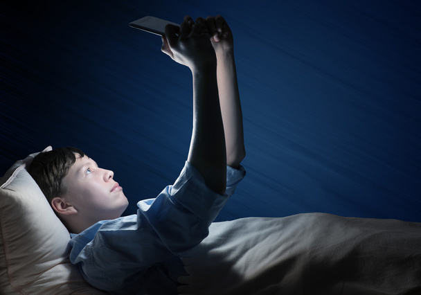 Teenager Reading in bed - Foto, Bild