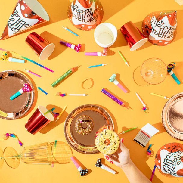 Творча вечірка на день народження концепція шапочки, паперові соломинки, цукерки, повітряні кулі та конфетті. Барвистий фон
. - Фото, зображення