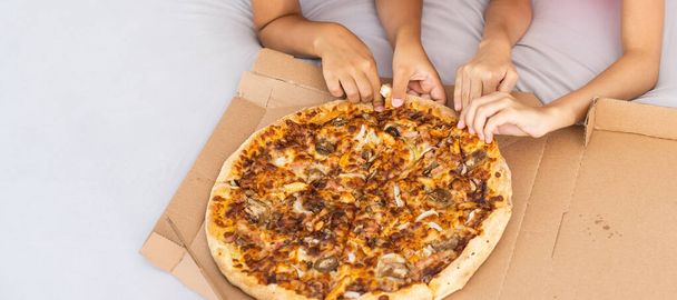 Kaksi nättiä tyttöä syömässä pizzaa.. - Valokuva, kuva