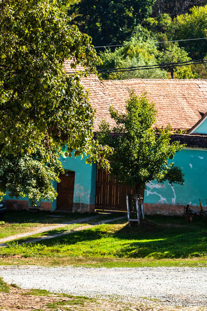 Άποψη του γραφικού χωριού Βίσκρι στη Ρουμανία. Ζωγραφισμένα παραδοσιακά παλιά σπίτια στο μεσαιωνικό Σαξονικό χωριό Βίσκρι, Ρουμανία, 2021 - Φωτογραφία, εικόνα