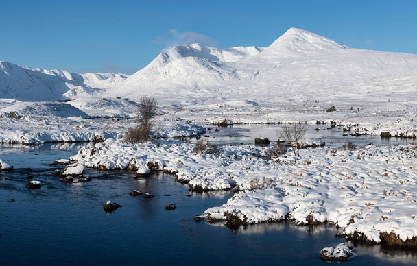 Rannch MoorのLoch Baの間でスコットランドのハイランド山脈を目指す壮大な冬の風景画像 - 写真・画像