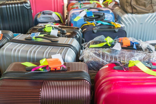 Багаж, состоящий из больших чемоданов рюкзаков и дорожной сумки
. - Фото, изображение