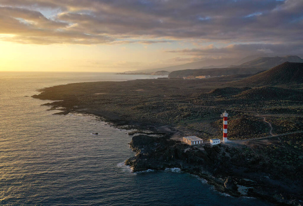 Luftaufnahme des Leuchtturms faro de rasca auf Teneriffa, Kanarische Inseln, Spanien. Wilde Küste des Atlantiks - Foto, Bild