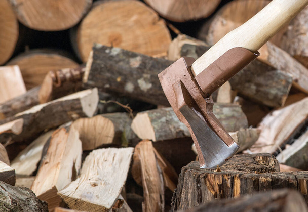 Hatchet Ax and Pile of Split Wood Logs for Fire, Επιλεκτική εστίαση με ρηχό βάθος πεδίου,  - Φωτογραφία, εικόνα