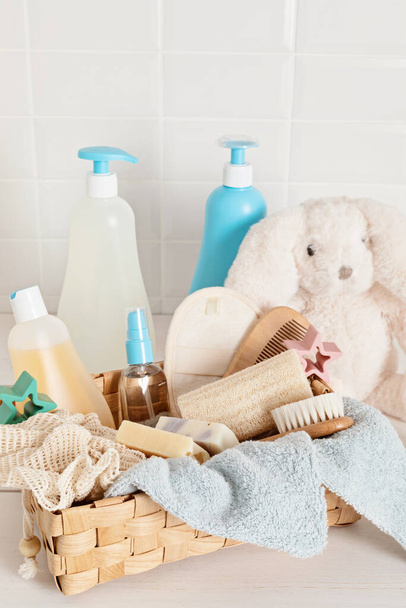 Bebek eşyaları, organik temizlik malzemeleri ve banyo aksesuarları, duş jeli, şampuan, gerekli yağ, banyoda havlu. - Fotoğraf, Görsel