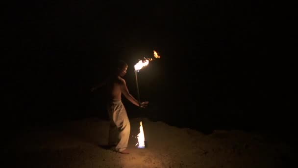 abile ballerino del fuoco esegue la filatura del fuoco con il personale, al rallentatore (60 fps
) - Filmati, video