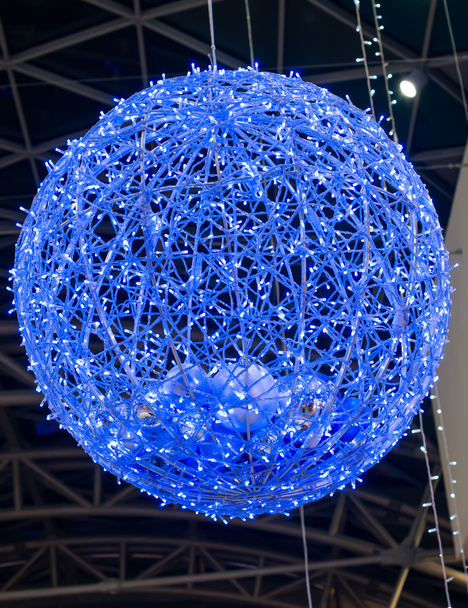  bola azul con guirnalda
 - Foto, Imagen