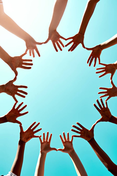 Ми всі стоїмо разом. група невідомих бізнесменів, що приєднуються до своїх рук жестом єдності
 - Фото, зображення